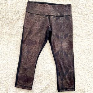Women’s 8 LULULEMON Cropped Leggings Abstract